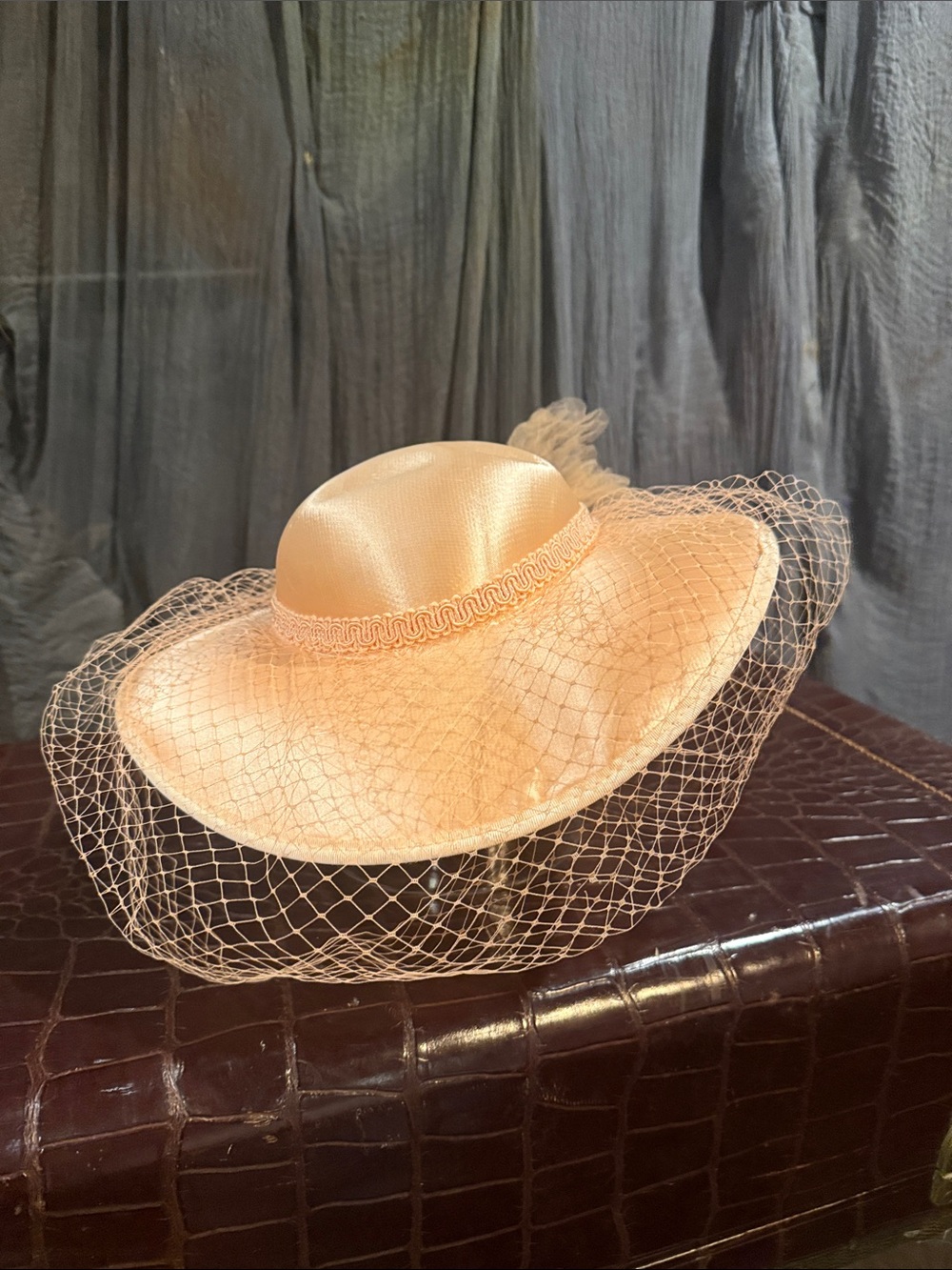 Elegant Peachy Pink Wide-Brim Fascinator Hat with Veil
